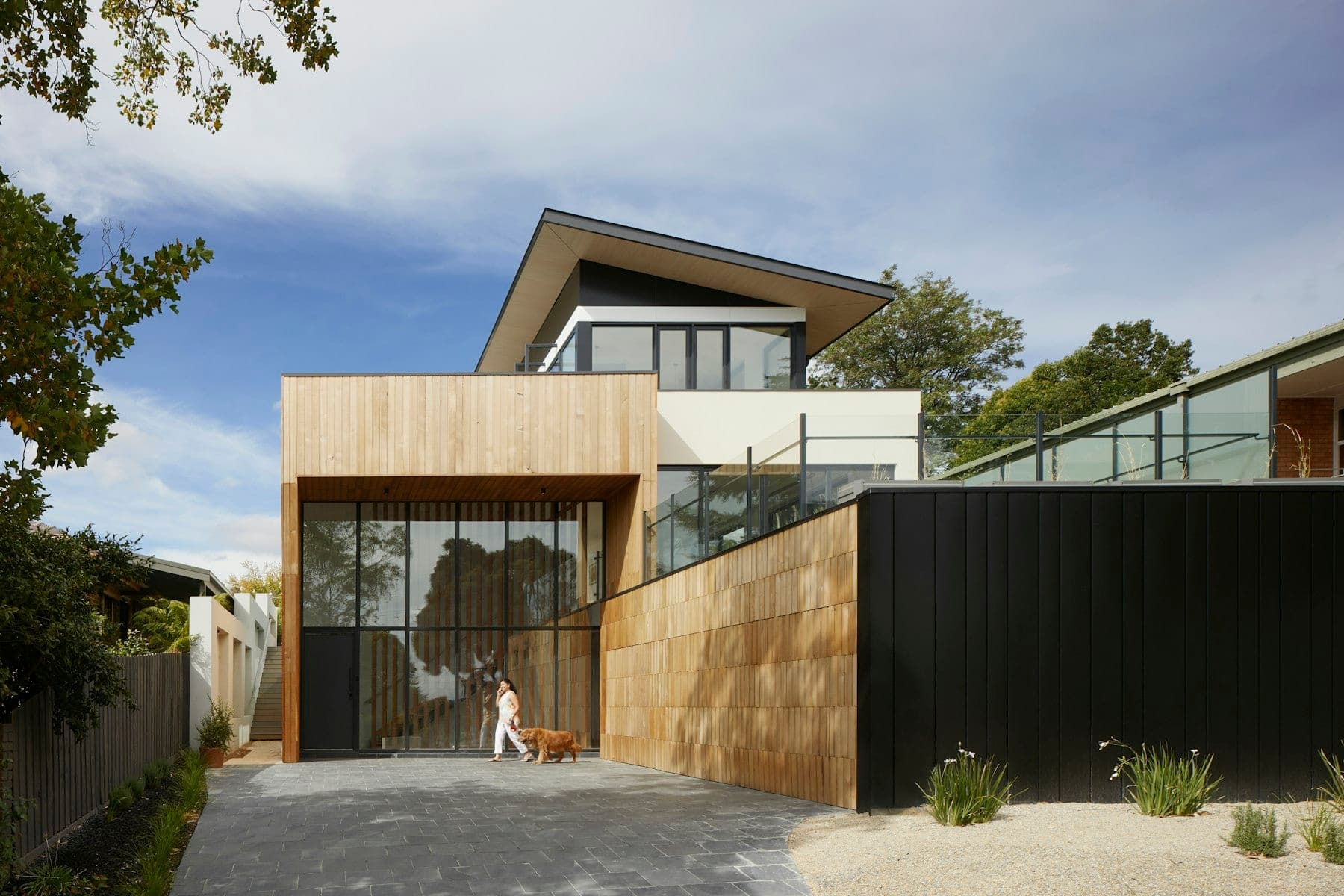 Moderne woning met houten gevelbekleding