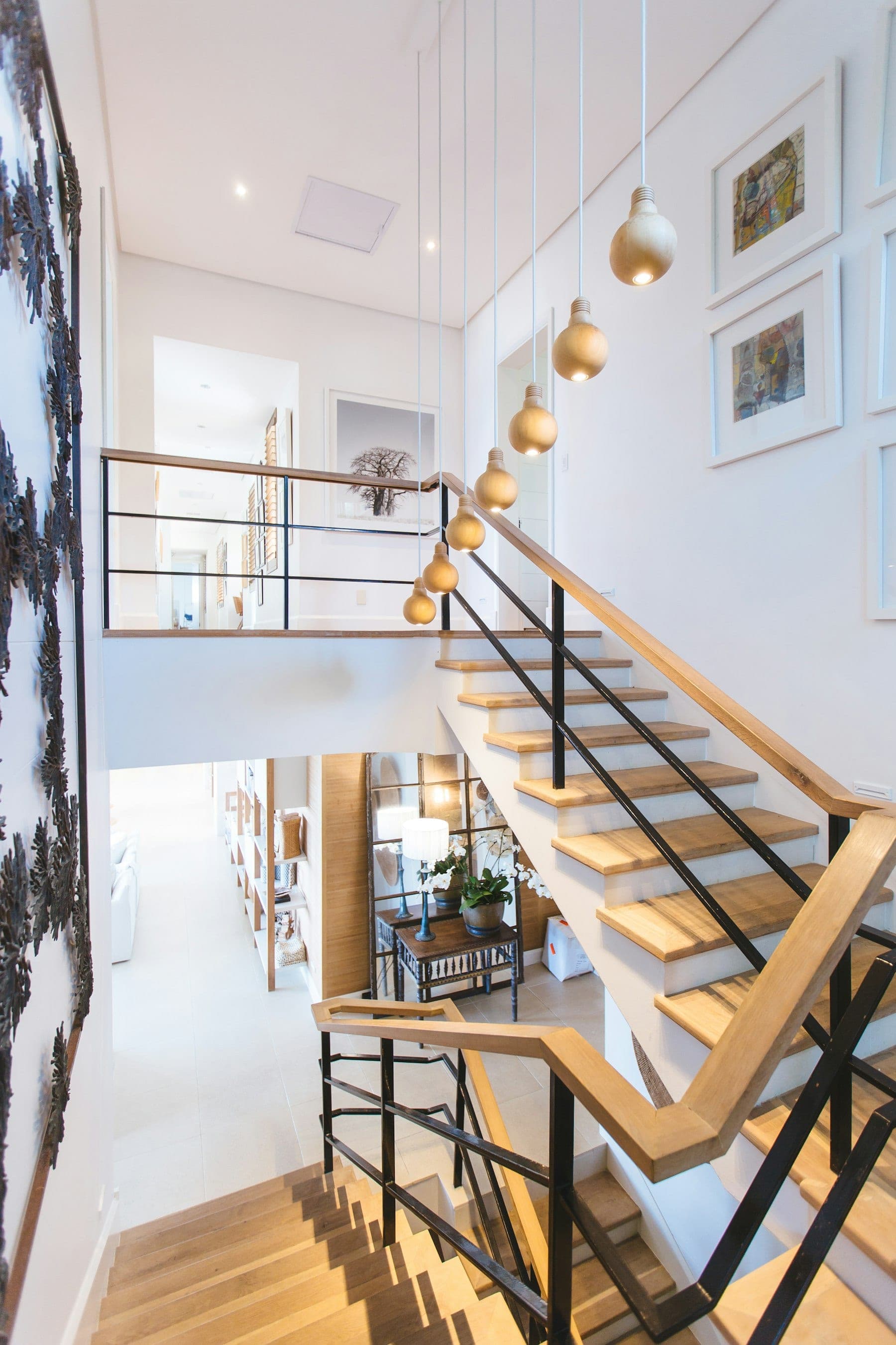 Trappenhuis met hanglampen in een gerenoveerde woning