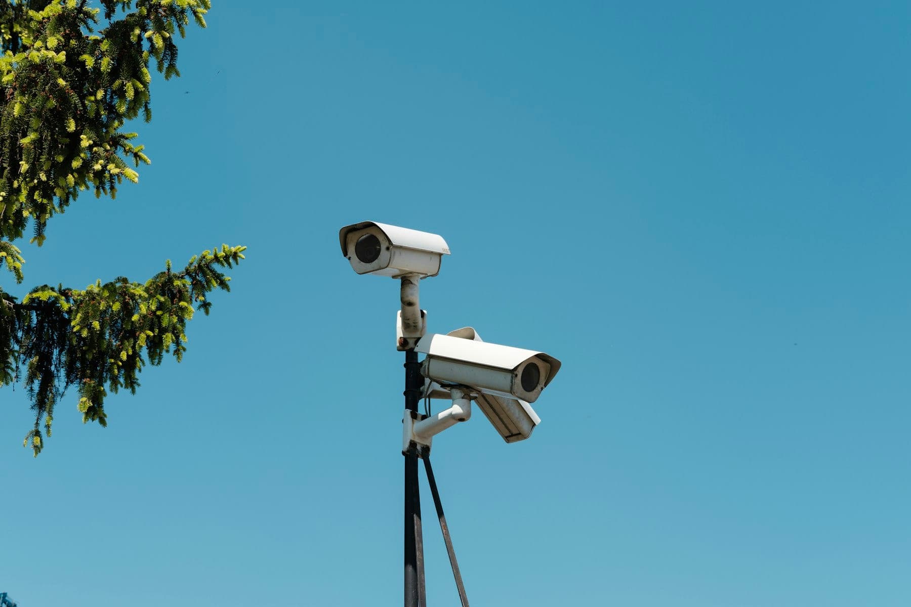 Beveiligingscamera gemonteerd aan de buitenzijde van een pand