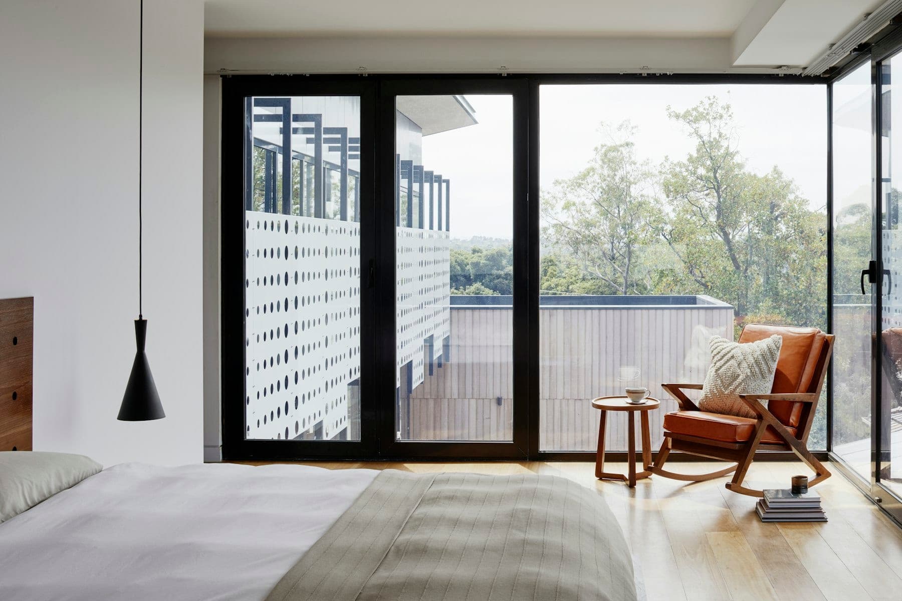 Woonkamer met hanglamp en avondlicht