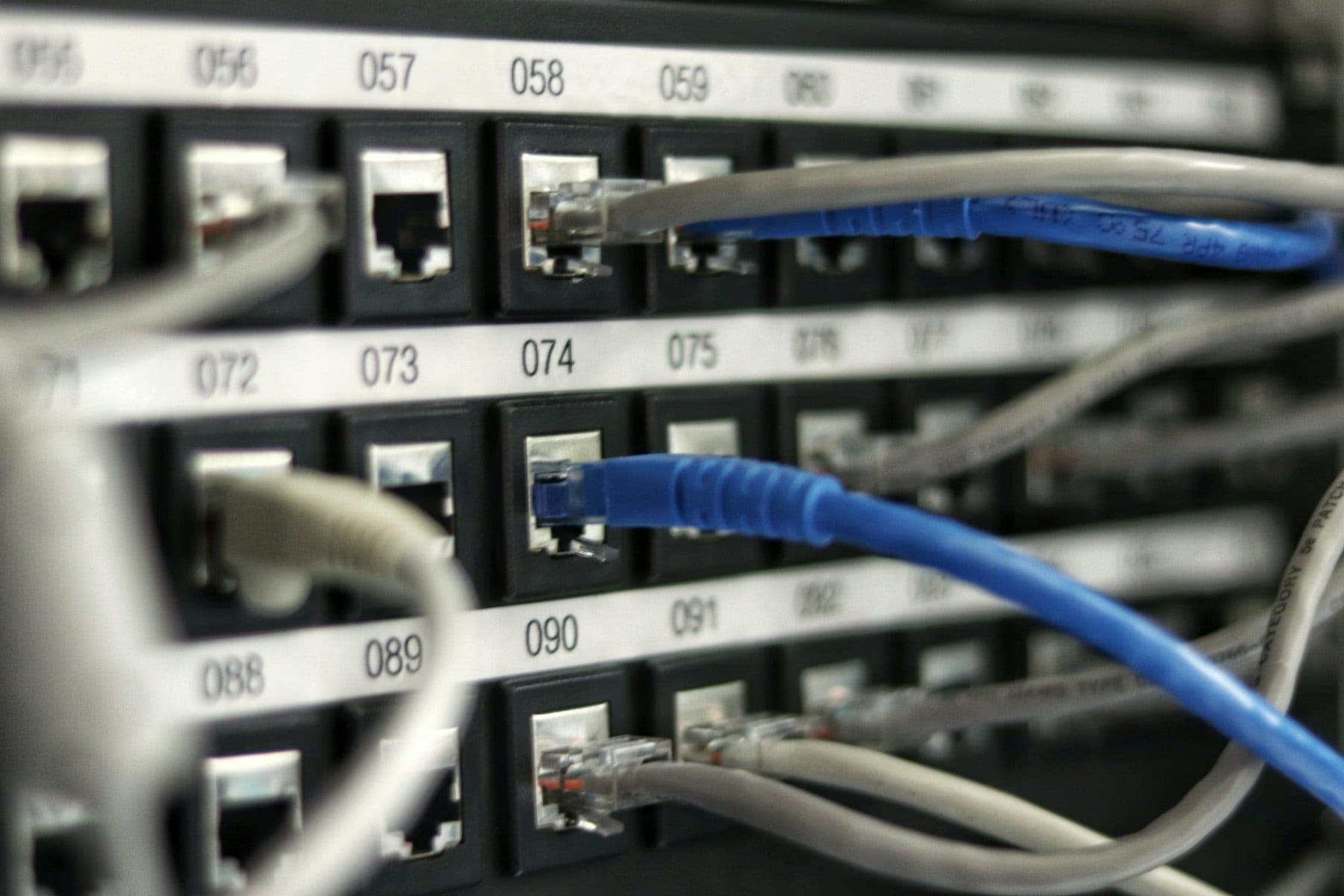 Netwerkbekabeling in een patchkast