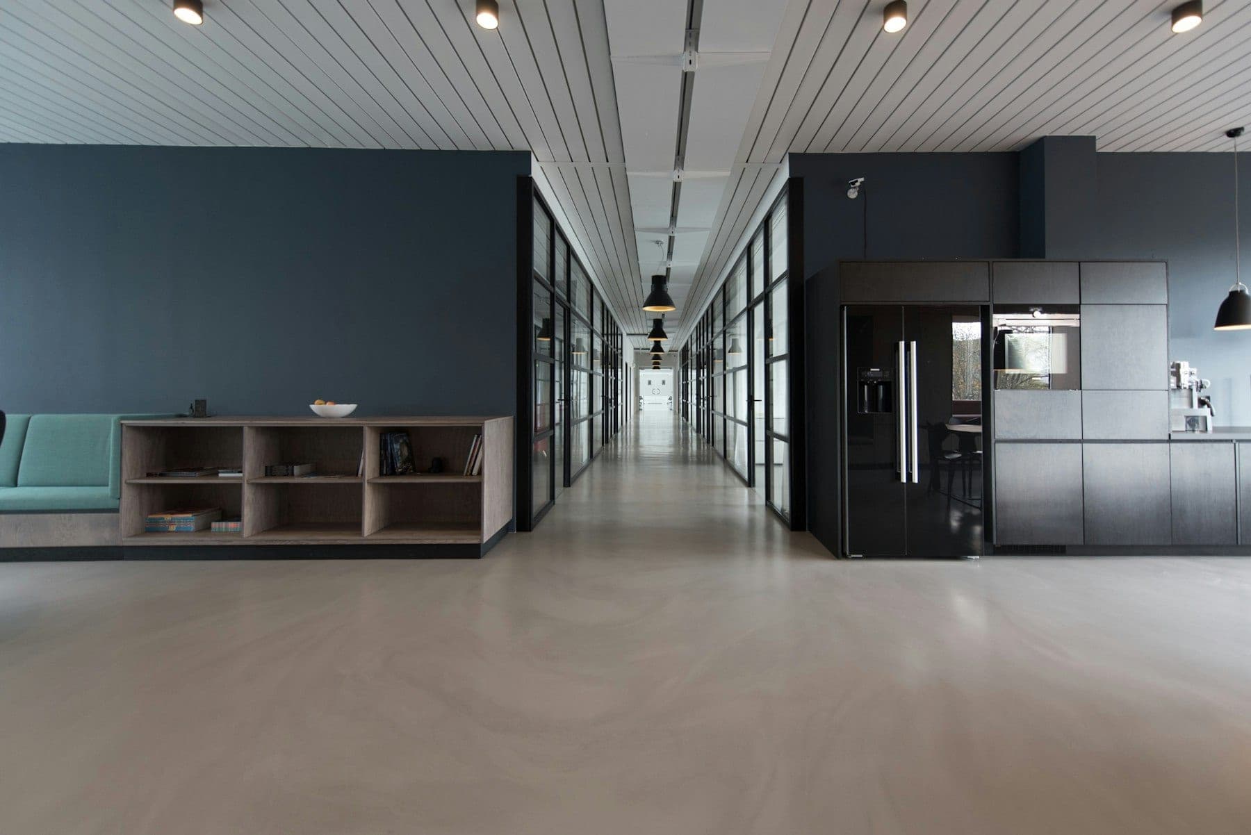 Modern bedrijfspand met strakke verlichting